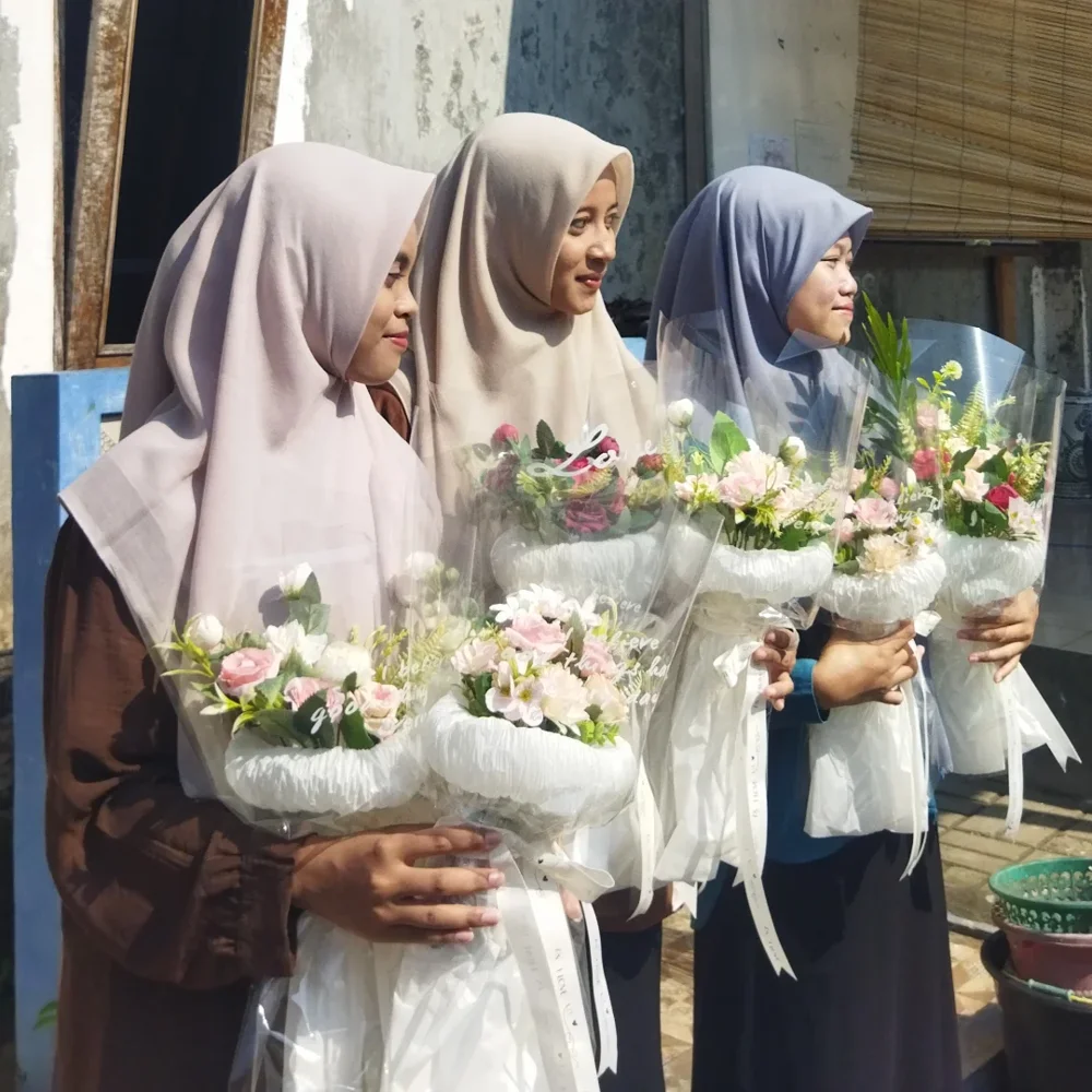 Momen pelanggan bersama rangkaian buket adabunga.id