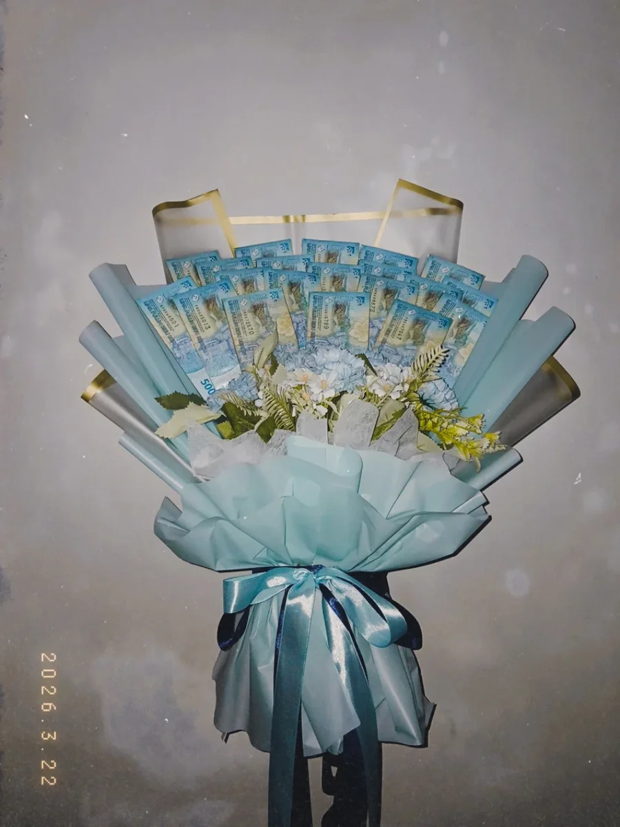 Money bouquet dengan pita biru